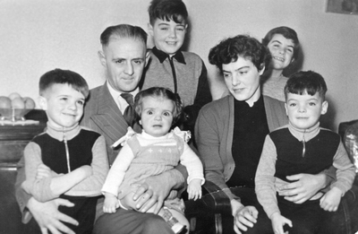 878183 Groepsportret van het gezin van slager Johannes Klein en zijn echtgenote Sophia Klein-Jansen (Oranjestraat 6) in ...